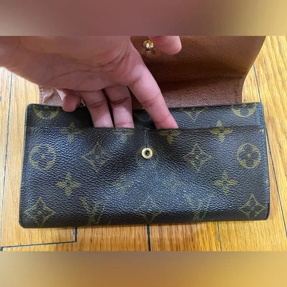 ⚜️LV: Monogram Sarah Wallet • Date Code: TH0021 - Picture 4 of 14